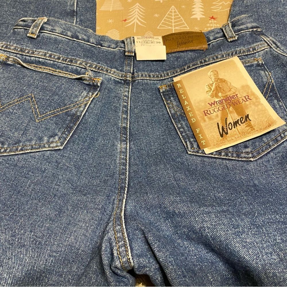 NWT Wrangler Relaxed Fit Womens Insulated Jeans, size 30Wx30L. (J64) - Picture 6 of 11